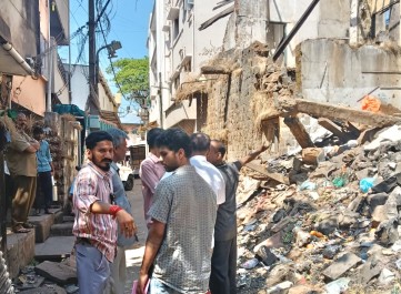 भातकांडे गल्ली परिसरात धोकादायक इमारत व कचऱ्याचे ढिगारे; रहिवाशांचा संताप