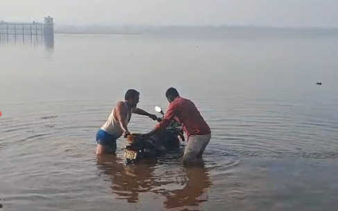 मलप्रभा नदीत सापडल्या चोरीतील तीन दुचाकी; दागिन्यांच्या दुकानफोडीशी संबंध उघड