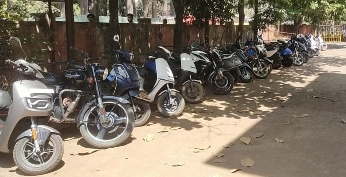 बेळगाव शहरात पोलिसांची विशेष मोहीम; नंबर प्लेट नसलेल्या १२६ दुचाकींवर कारवाई, ₹६३ हजार दंड वसूल