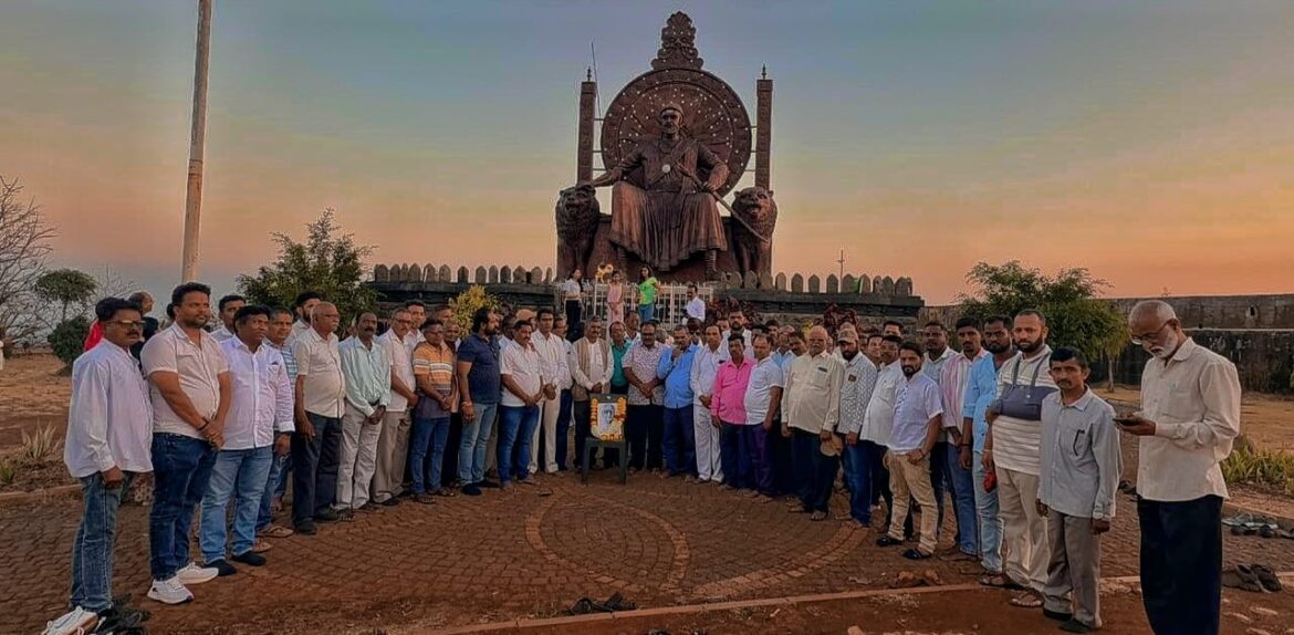 राजहंस गडावर मराठी अस्मितेचा भव्य जयघोष;कुसुमाग्रज जयंतीनिमित्त मराठी भाषादिन सोहळा उत्साहात, सीमाकवी यांचा ‘भाषा टिकली तरच संस्कृती टिकेल’ संदेश, छत्रपती शिवाजी महाराजांच्या मूर्तीसमोर सीमाभागातील मराठी बांधवांची एकीची वज्रमुठ आवळण्याची शपथ