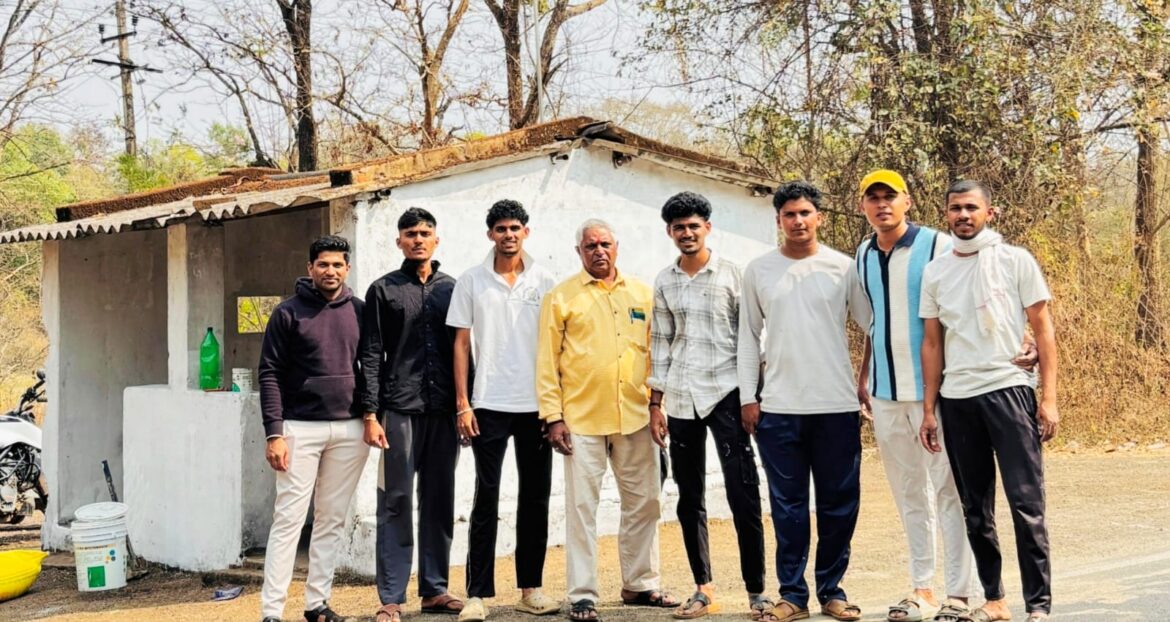 होळीच्या निमित्ताने चन्नेवाडीतील युवकांचे श्रमदान; जीर्ण बसशेडला दिले नवसंजीवनी