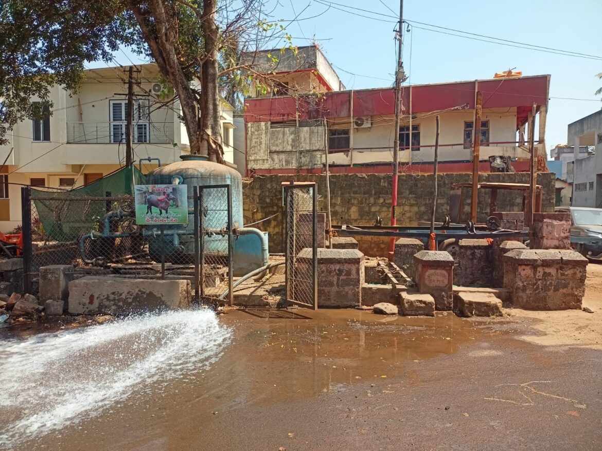 रयत गल्लीतील विहिरीत ड्रेनेजमिश्रित पाणी; उग्र वासामुळे नागरिकांचे आरोग्य धोक्यात