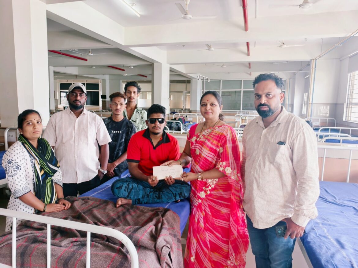 फटाक्यांच्या अपघातात जखमी शिवा लोहारला अनुजा बाळेकुंद्री यांची ११ हजारांची मदत