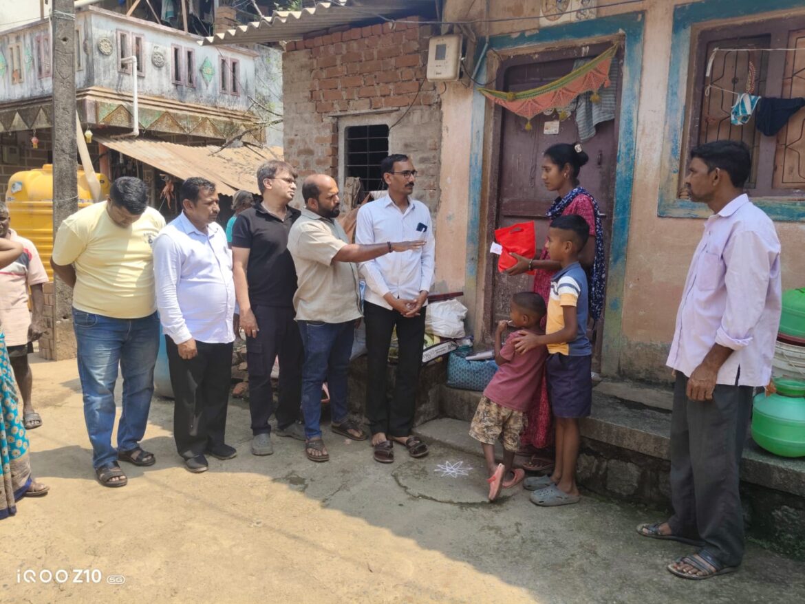 आगीत घर जळालेल्या स्वाती कुंभार यांना दक्षिण काशी श्री कपिलेश्वर मंदिर ट्रस्टकडून मदत