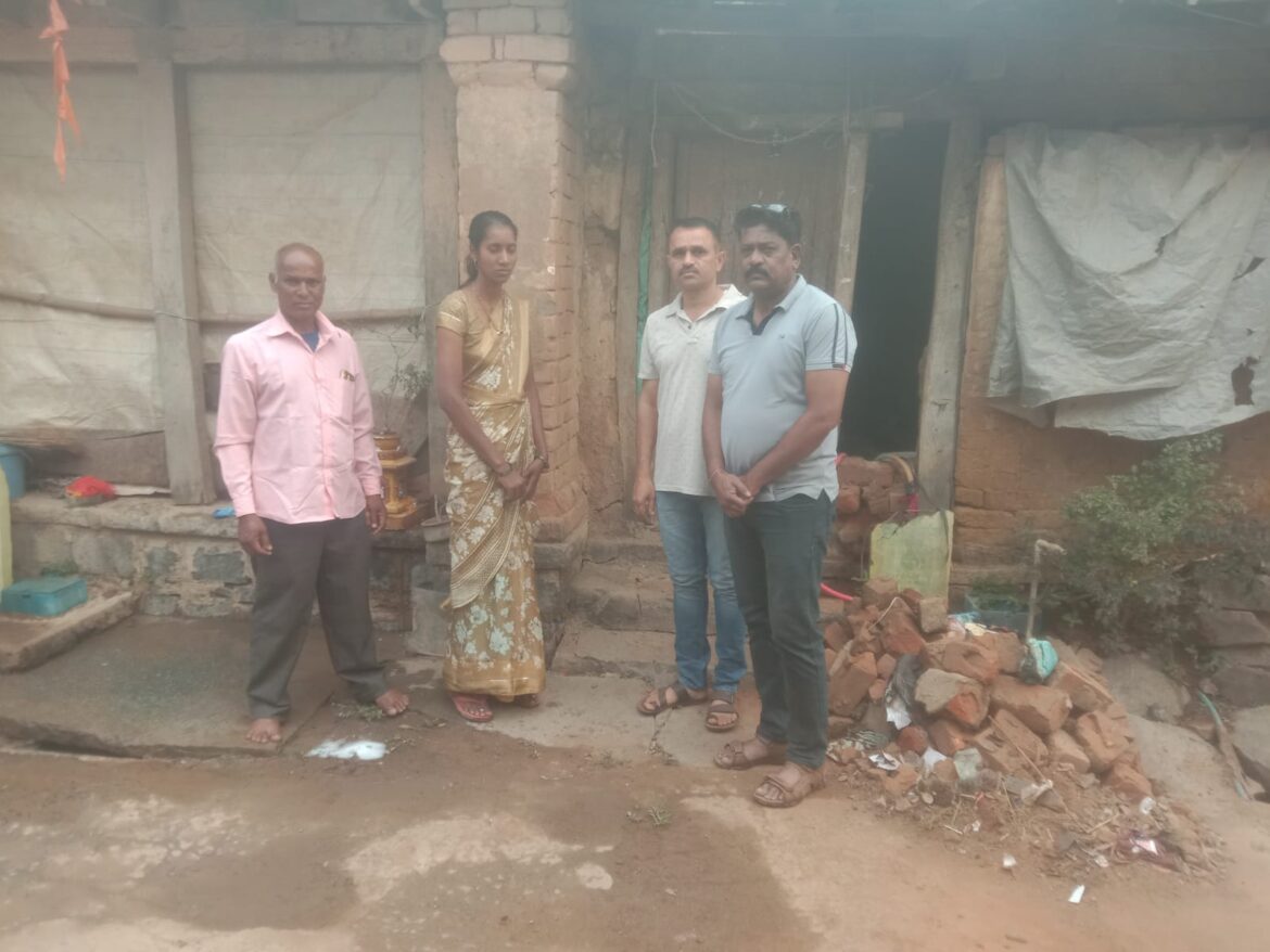 स्वाती कुंभारला मदतीचा हात; योगेश फडतरे व मनीष हुलजी यांची प्रत्येकी ५ हजारांची मदत