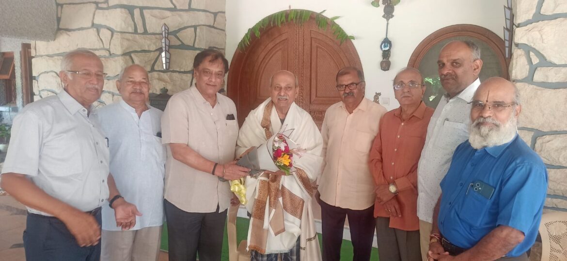 पद्मश्री जाहीर झाल्याबद्दल डॉ. प्रभाकर कोरे यांचा बेळगाव एज्युकेशन सोसायटी आणि माहेश्वरी अंधशाळा यांच्या वतीने सत्कार