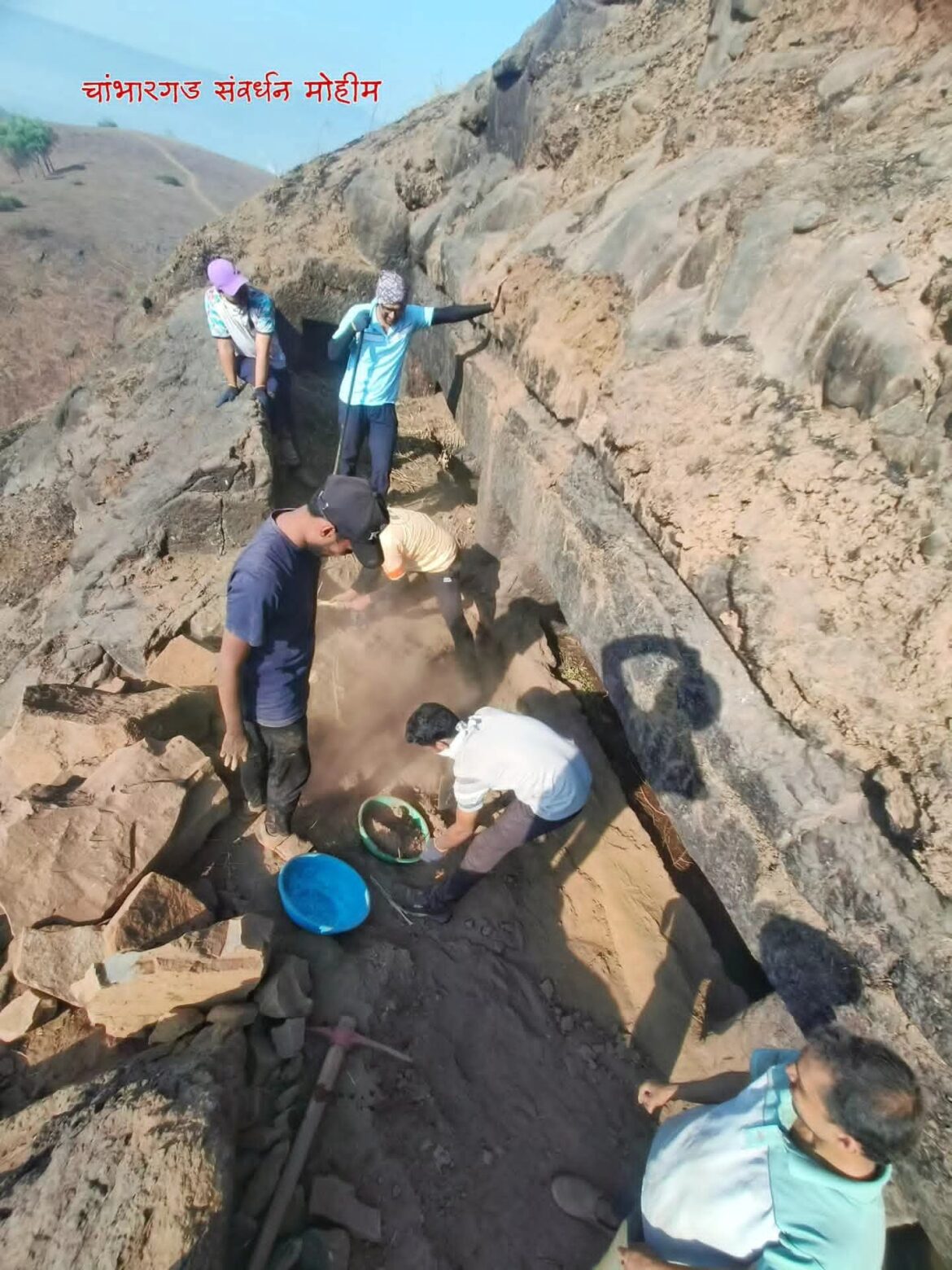 दुर्गवीर संस्थेमार्फत  चांभारगडावर संवर्धन मोहीम यशस्वी; तरुणांचा उत्स्फूर्त सहभाग