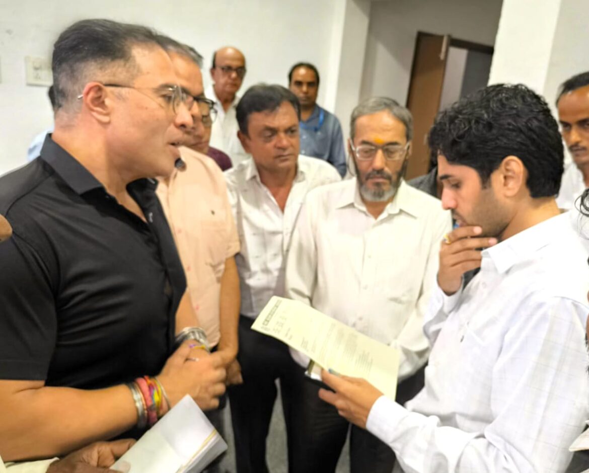 तात्काळ दिलासा द्या : पेट्रोल कॅनमधून देण्यास परवानगी द्या – व्यापाऱ्यांची जिल्हाधिकाऱ्यांकडे मागणी