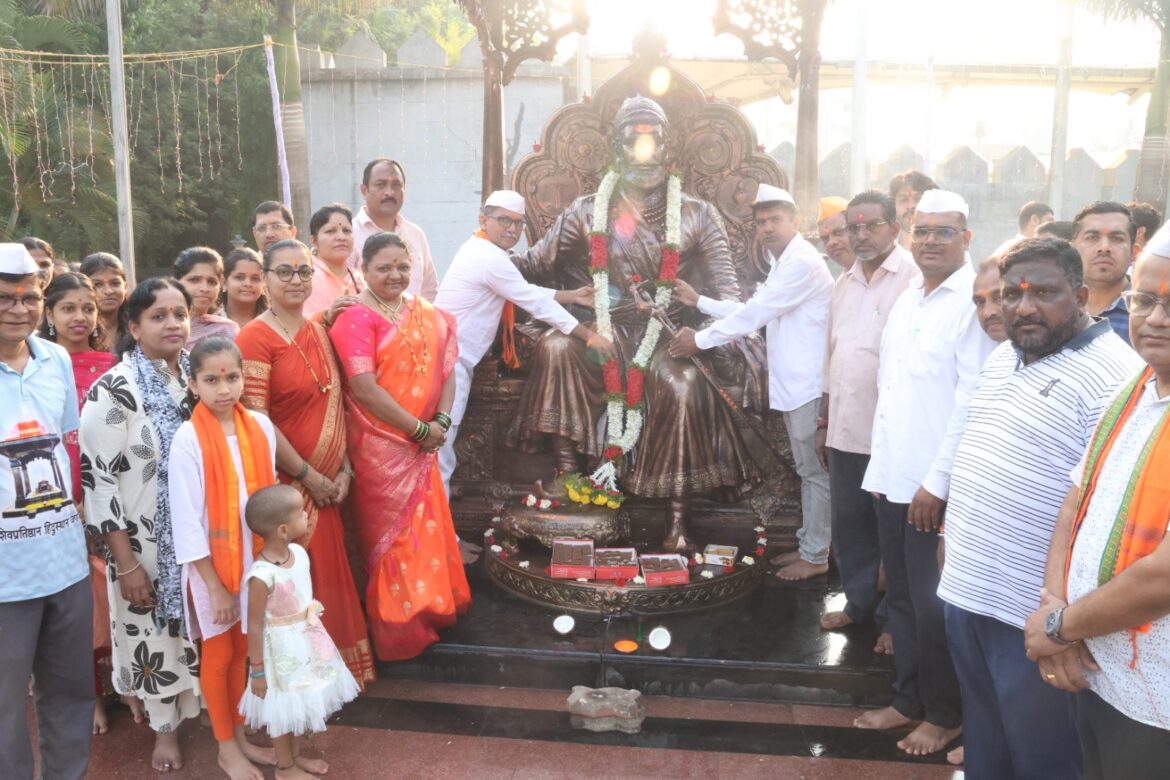 शिवजयंती चित्ररथ महामंडळातर्फे शिवजयंती उत्साहात साजरी; शिवज्योतीच्या आगमनाने बेळगाव शिवमय