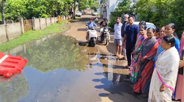 वॉर्ड क्र. ४१ मध्ये ड्रेनेजचा गंभीर प्रश्न; दूषित पाणी रस्त्यावर, नागरिक त्रस्त
