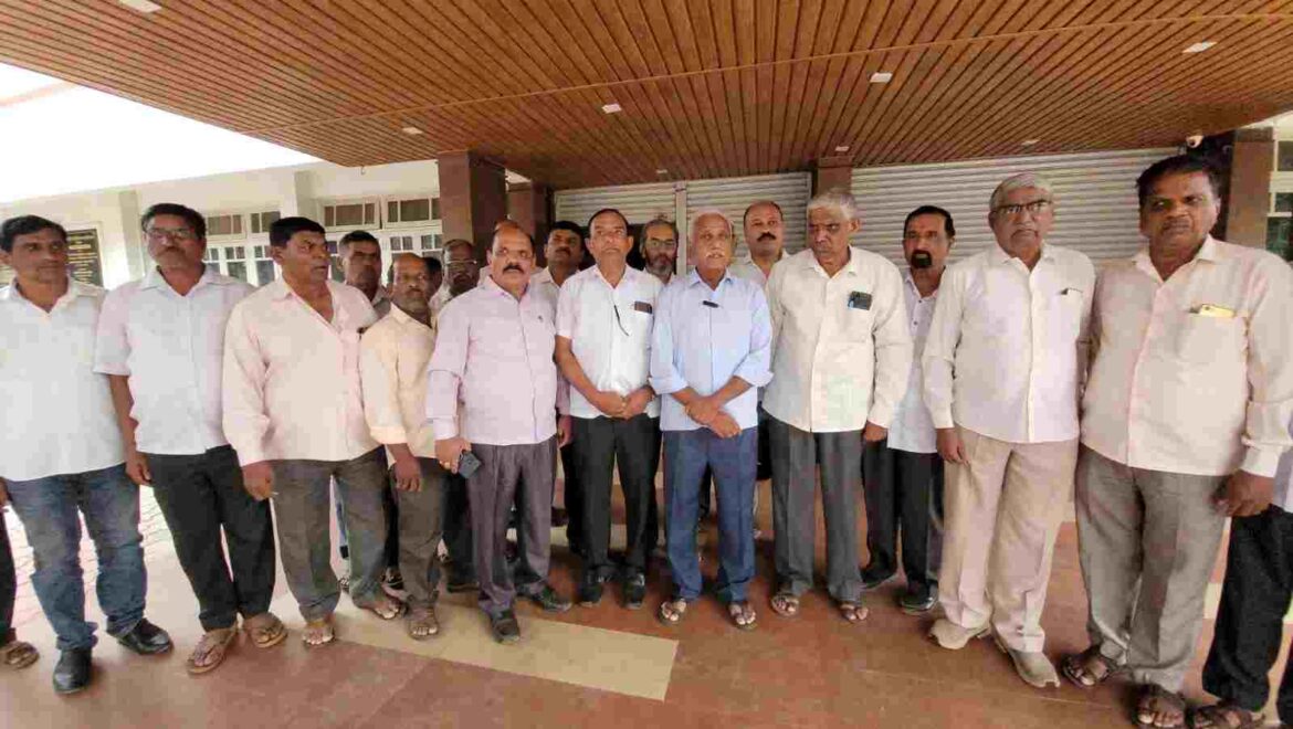 मुख्यमंत्र्यांच्या घरासमोर धरणे आंदोलनाचा इशारासीमाप्रश्नी महाराष्ट्र सरकारच्या उदासीनतेवर महाराष्ट्र एकीकरण समिती आक्रमक