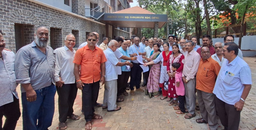 जात प्रमाणपत्रातील चुकीच्या नोंदीविरोधात नामदेव शिंपी समाजाची जिल्हाधिकाऱ्यांकडे तक्रार