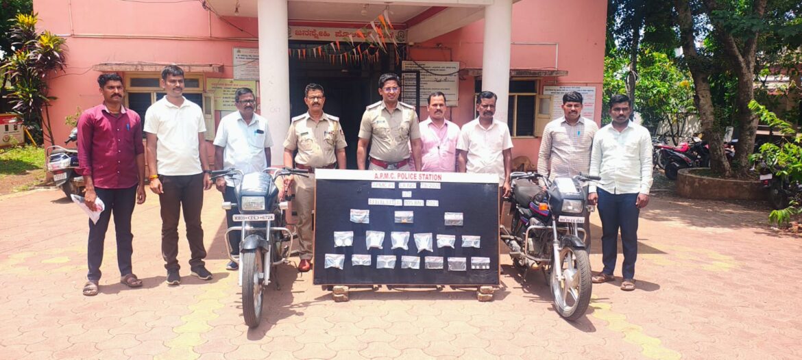 एपीएमसी पोलिसांची मोठी कारवाई; घरफोडी प्रकरणी तिघांना अटक, ४.७१ लाखांचा मुद्देमाल जप्त