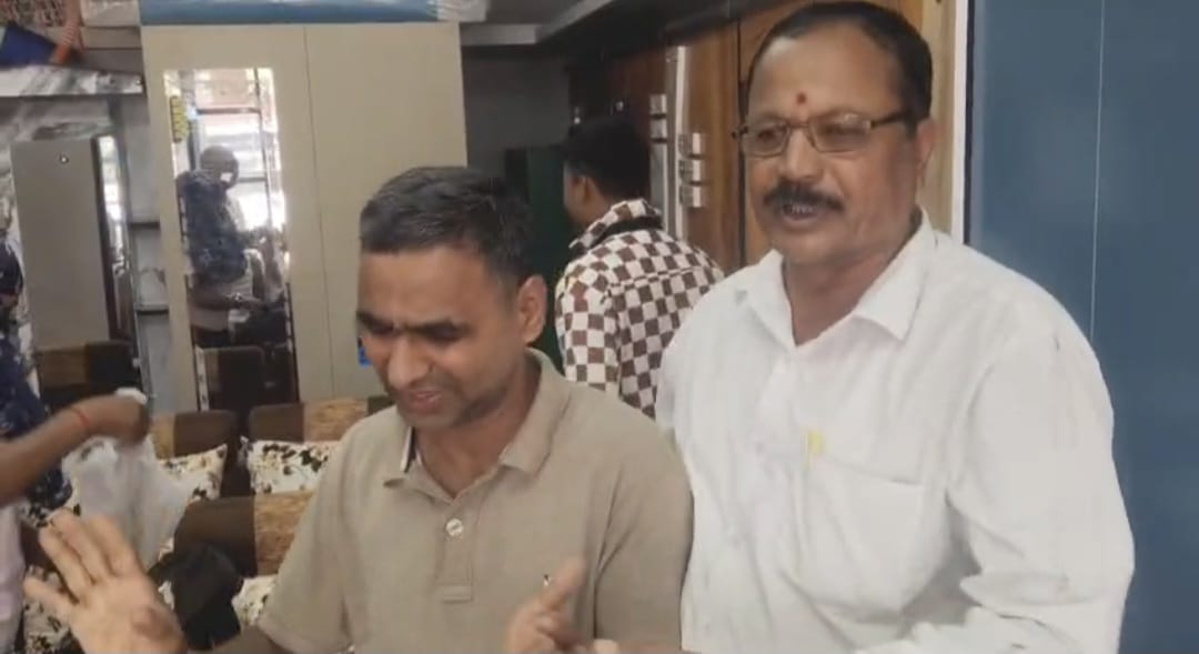 प्रामाणिकपणाचे दर्शन; सापडलेली पैशांची बॅग मूळ मालकाला सुपूर्द