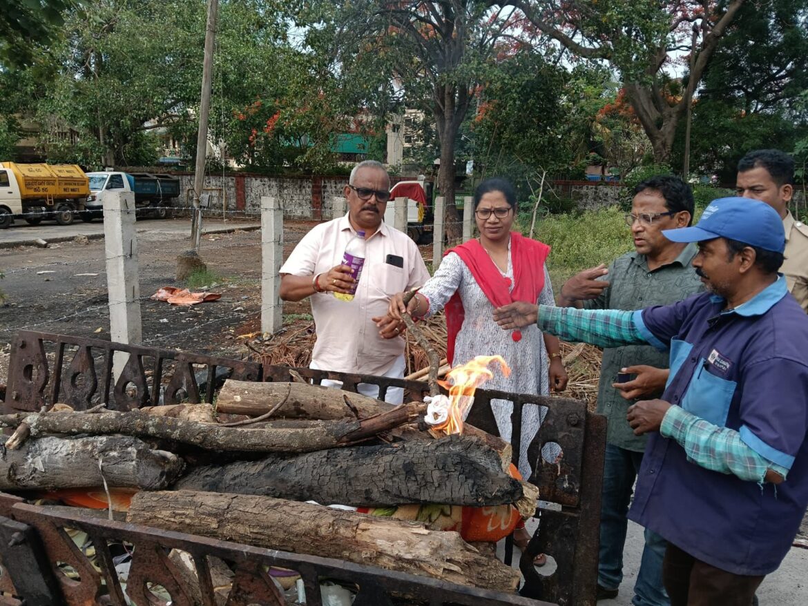 बेवारस कर्करोगग्रस्त रुग्णाला मानवतेचा अखेरचा निरोप; माजी महापौर विजय मोरे आणि CPI कालीमिर्ची यांनी केले अंत्यसंस्कार