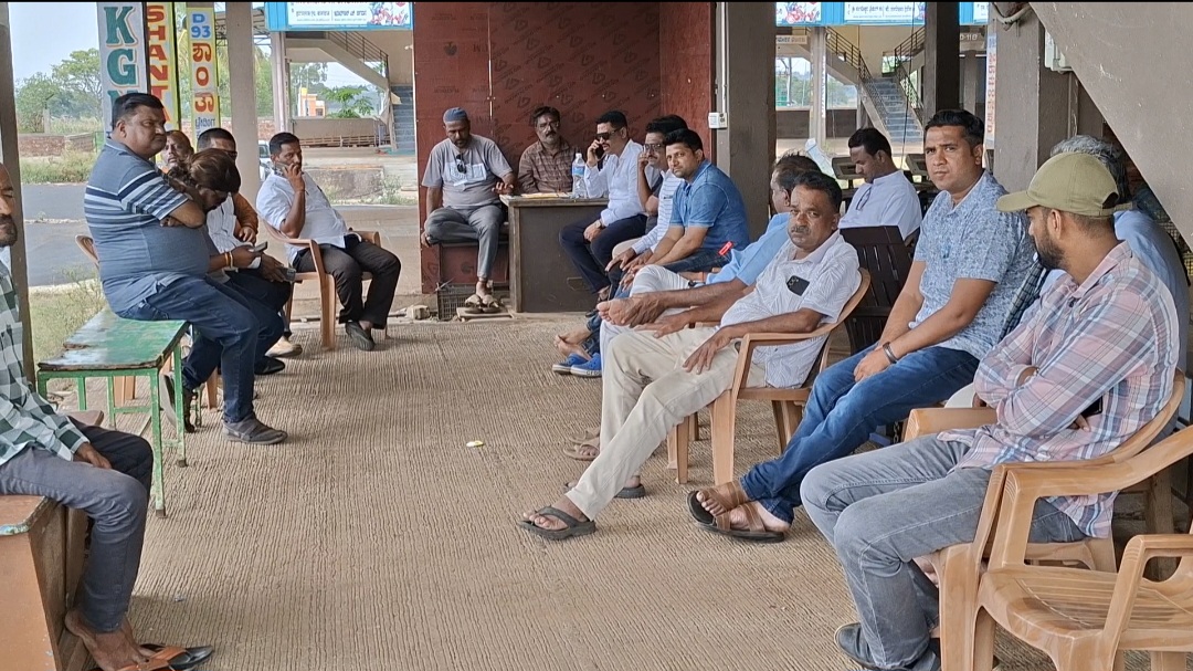 “We Pay APMC trade Fees Yet Get No Facilities”; Jai Kisan Vegetable Market Traders Allege Harassment, Pressure to Rent Shops and Demand Immediate Relief at Sunday Market