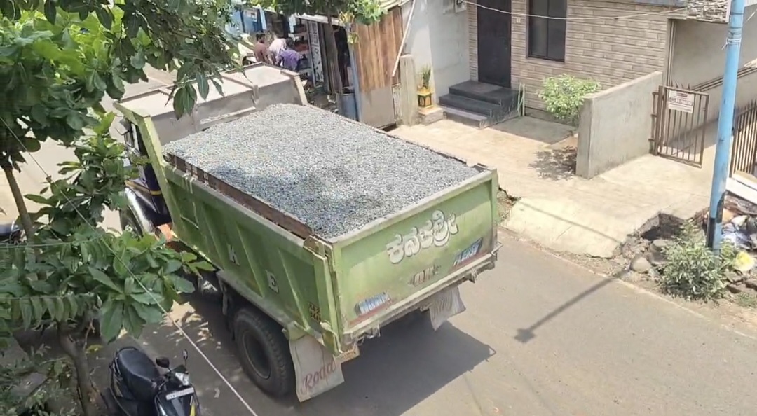 Nehru Nagar D-Mart Road Turns Into ‘Mines Road’; Residents Angry Over Heavy Vehicle Traffic