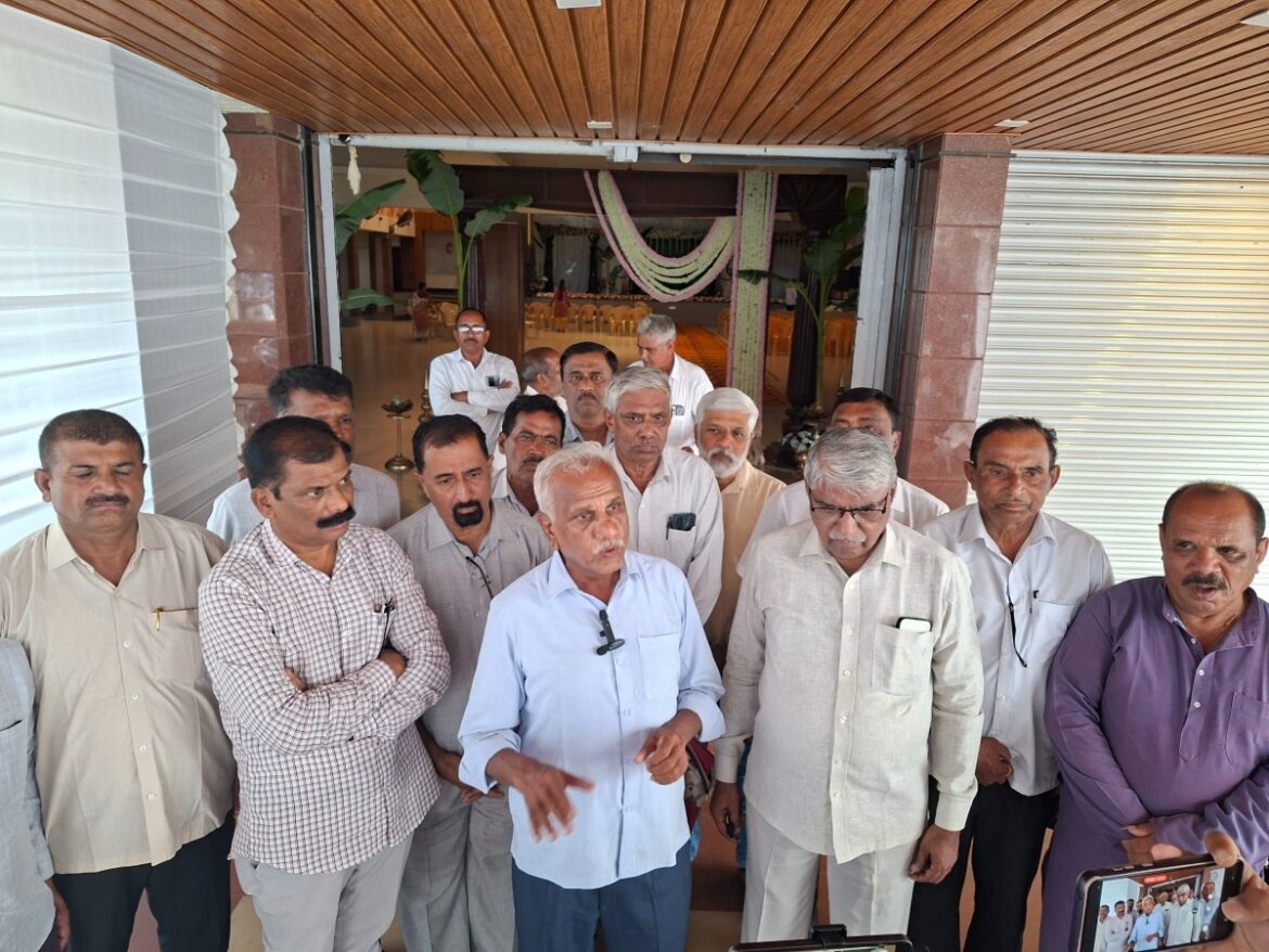 पोलिस आयुक्तालयाच्या परवानगीप्रमाणे थेट जिल्हाधिकारी कार्यालयावर मराठी माणसाचे शक्तिप्रदर्शन