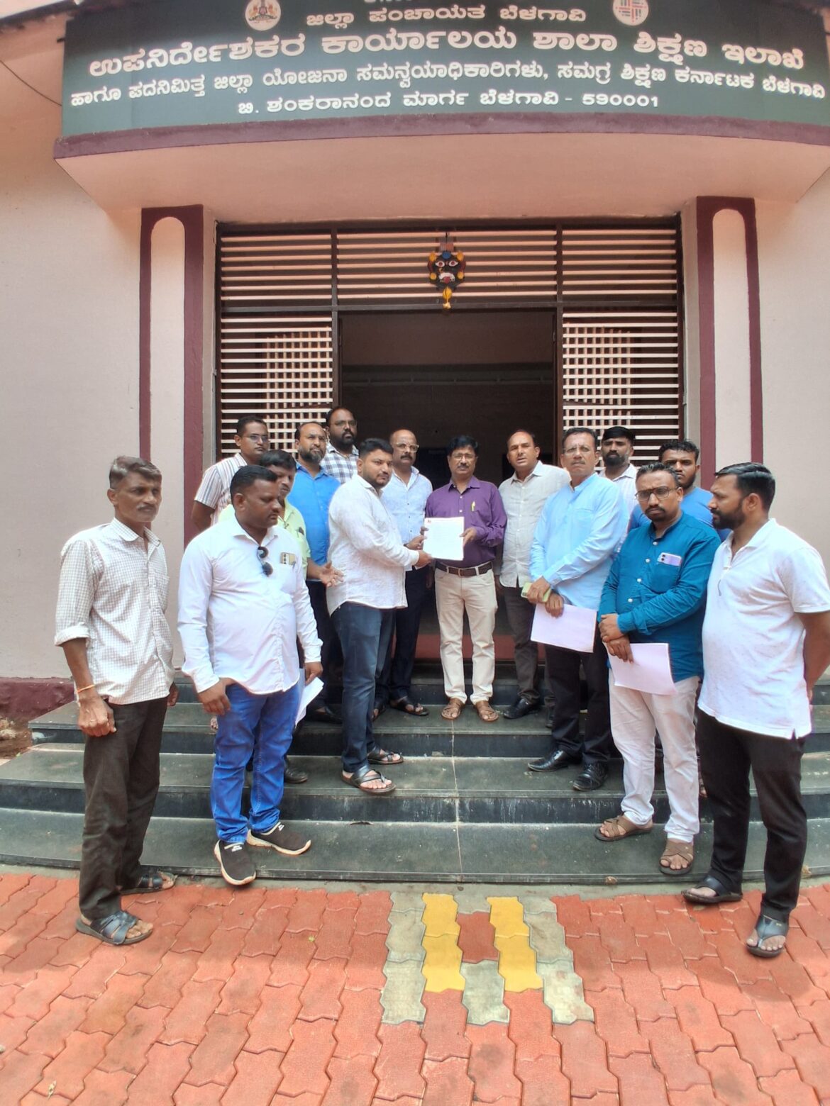 मराठी शाळांवरील अन्याय आणि कन्नड सक्तीविरोधात महाराष्ट्र एकीकरण युवा समितीचे निवेदन