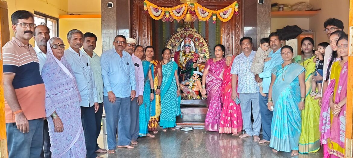 कुद्रेमानीतील लोहार बंधूंकडून श्री महालक्ष्मी देवीला सव्वा तोळ्याचे सोन्याचे गंठण अर्पण