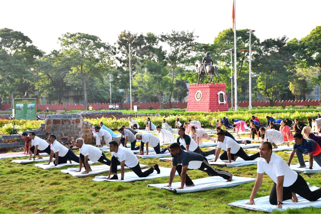 योगातून आरोग्यदायी जीवनाचा संदेश; एमएलआयआरसीतर्फे शिवतीर्थ येथे भव्य योग सत्र