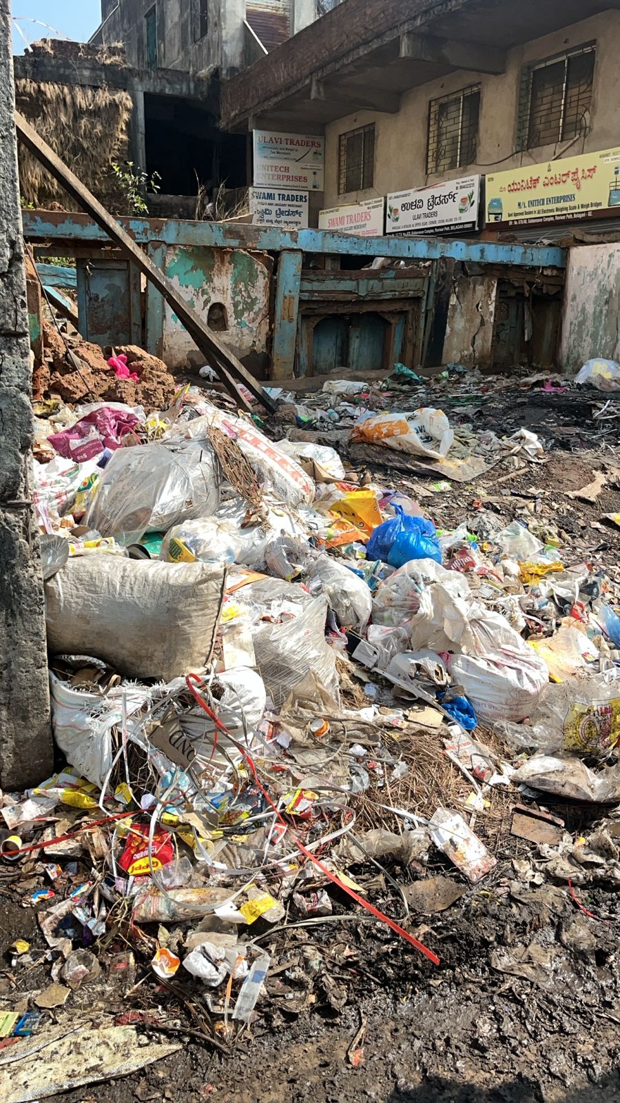 रविवार पेठेतील कचरा समस्येबाबत व्यापाऱ्यांची नाराजी; विकास कलघटगी यांचा पाठपुरावा