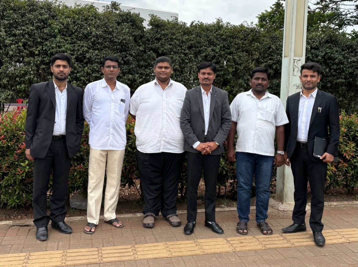 सीमाभागातील मराठी भाषिकांच्या मूलभूत अधिकारांच्या संरक्षणासाठी सर्वोच्च न्यायालयात रिट याचिका दाखल करण्याची तयारी