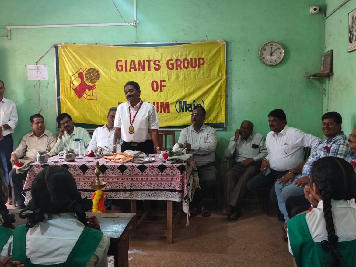जायन्ट्स ग्रुप ऑफ बेळगाव मेनतर्फे विद्यार्थिनींना गणवेशांचे वाटप