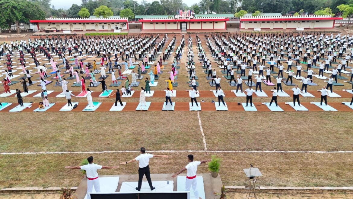 आंतरराष्ट्रीय योग दिनानिमित्त मराठा लाइट इन्फंट्री रेजिमेंटल सेंटरमध्ये भव्य योग सत्र