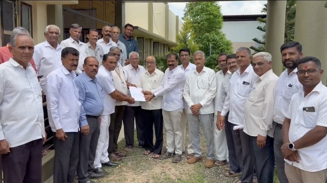 Khanapur Committee Questions Block Education Officer Over Kannada Classes and Non-Availability of Marathi Textbooks