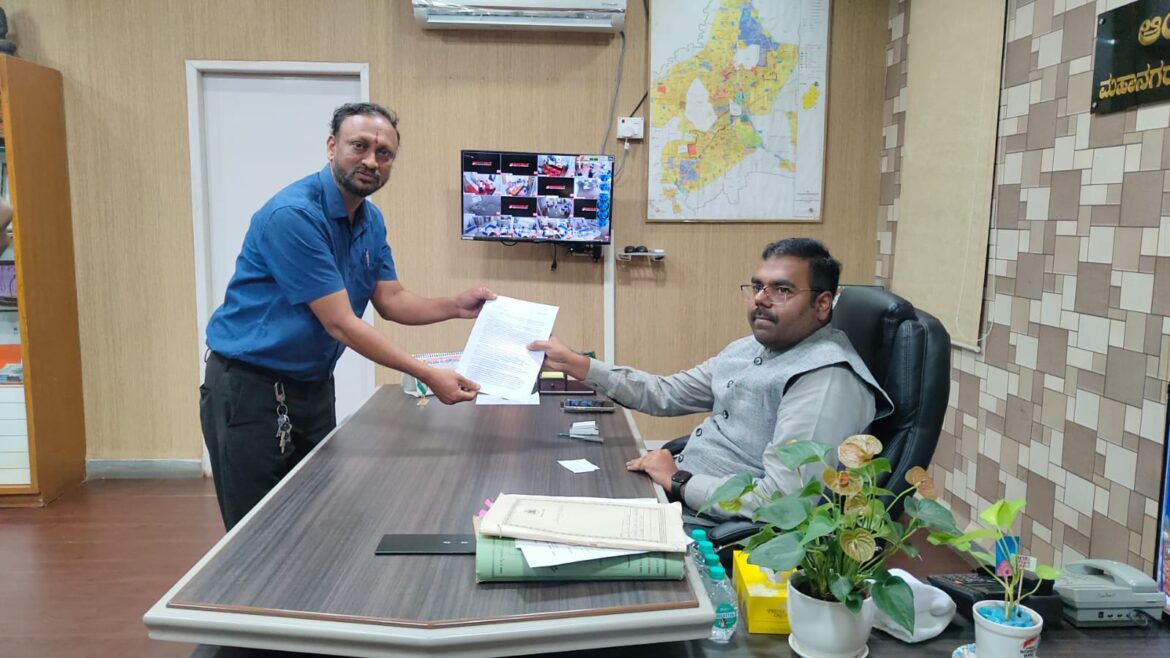 डेक्कन हॉस्पिटलसमोरील न्यू गुड्स शेड रस्त्याच्या तातडीच्या दुरुस्तीची मागणी