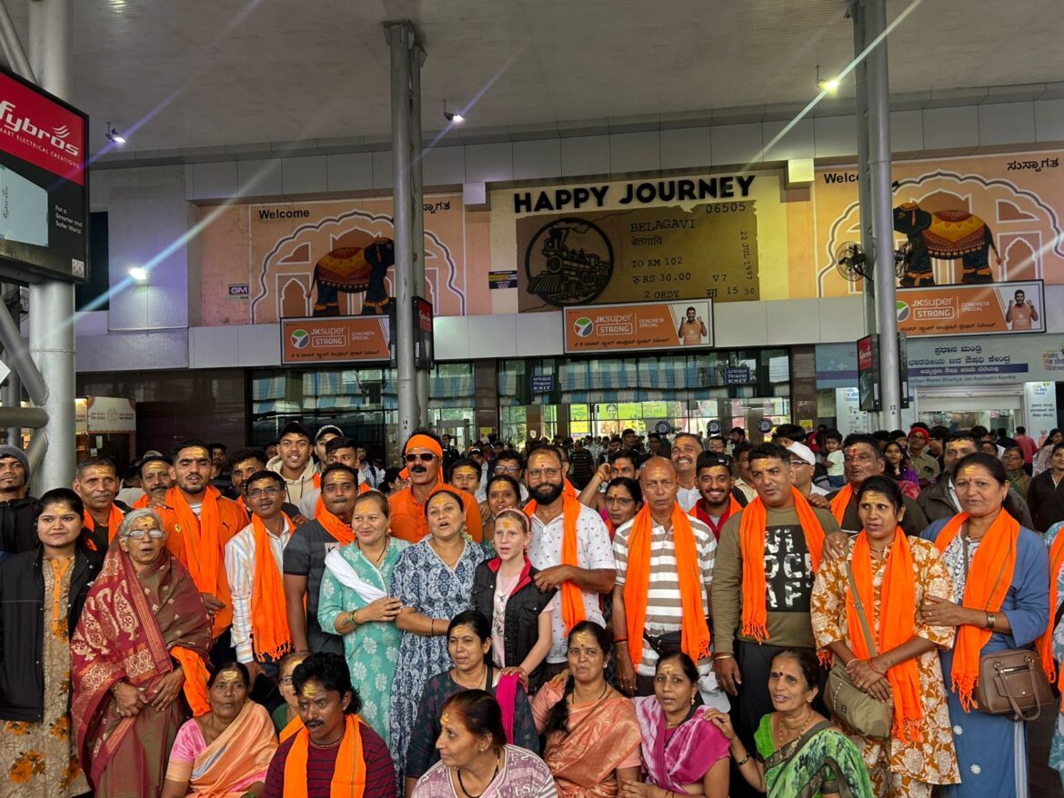 अमरनाथ यात्रेसाठी बेळगावातून भाविक रवाना; कपिलेश्वर मंदिरातर्फे भगव्या उपरण्यांचे वितरण