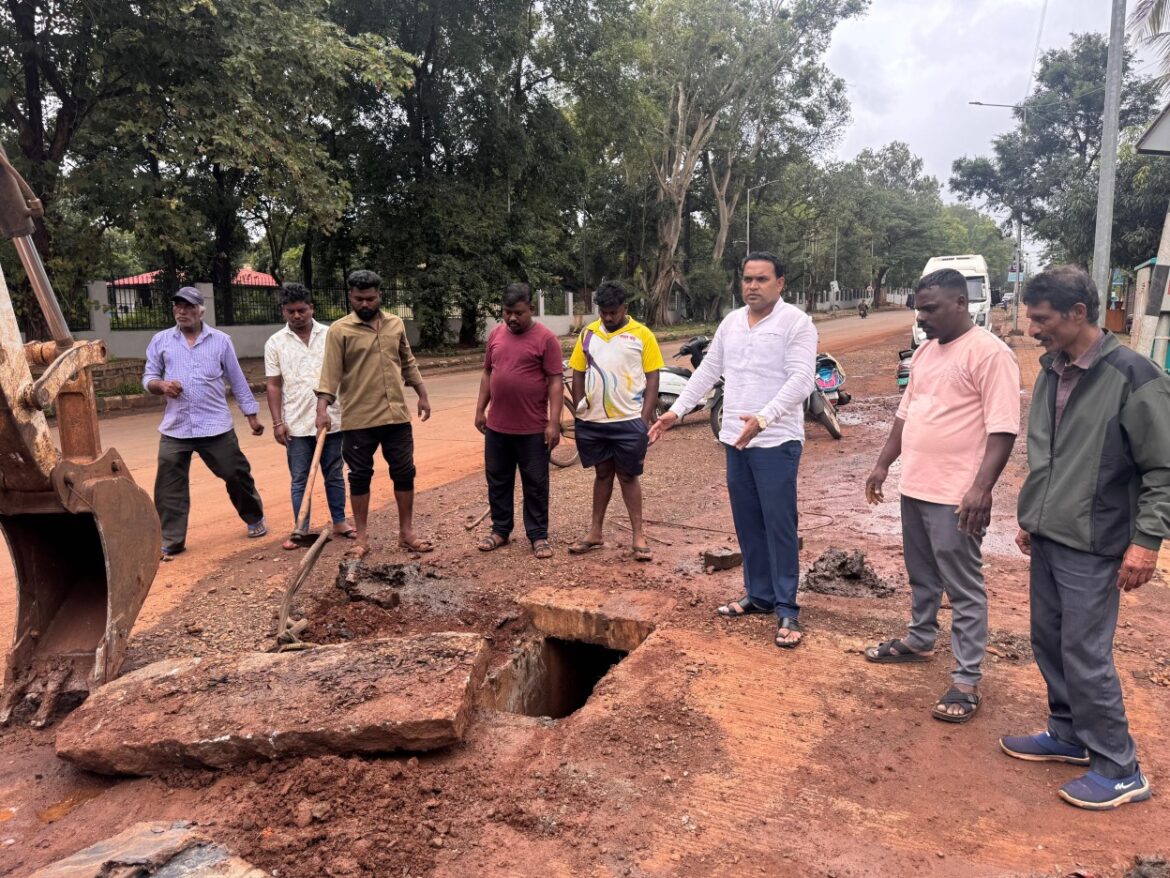 बेधडक बेळगावच्या बातमीचा परिणाम; नगरसेवक आनंद चव्हाण यांच्या पाठपुराव्याने मंडोळी रोडवरील धोकादायक ड्रेनेज कव्हर्सची अखेर दुरुस्ती