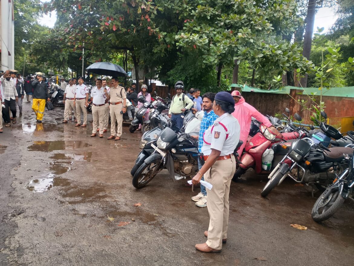 बेळगाव शहरात नंबर प्लेट नसलेल्या व दोषपूर्ण नंबर प्लेटच्या वाहनांवर पोलिसांचा विशेष धडक अभियान