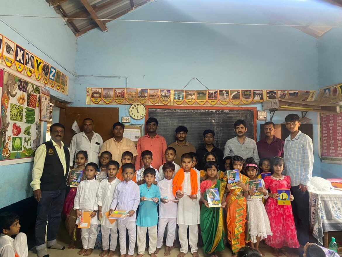 महाराष्ट्र एकीकरण युवा समितीतर्फे इदलहोंड, गणेबैल शाळेत शैक्षणिक साहित्याचे वाटप