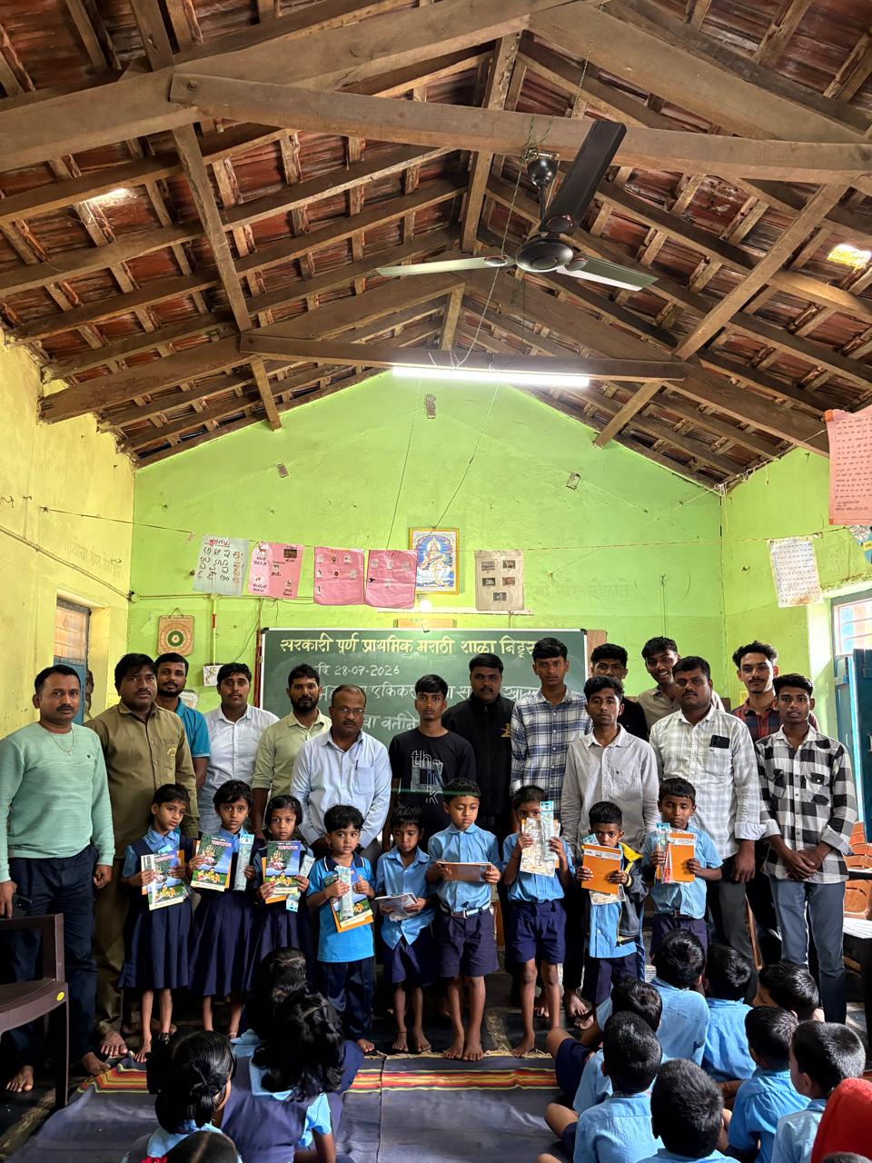 युवा समितीकडून खानापूर तालुक्यातील मराठी शाळांमध्ये शैक्षणिक साहित्याचे वितरण