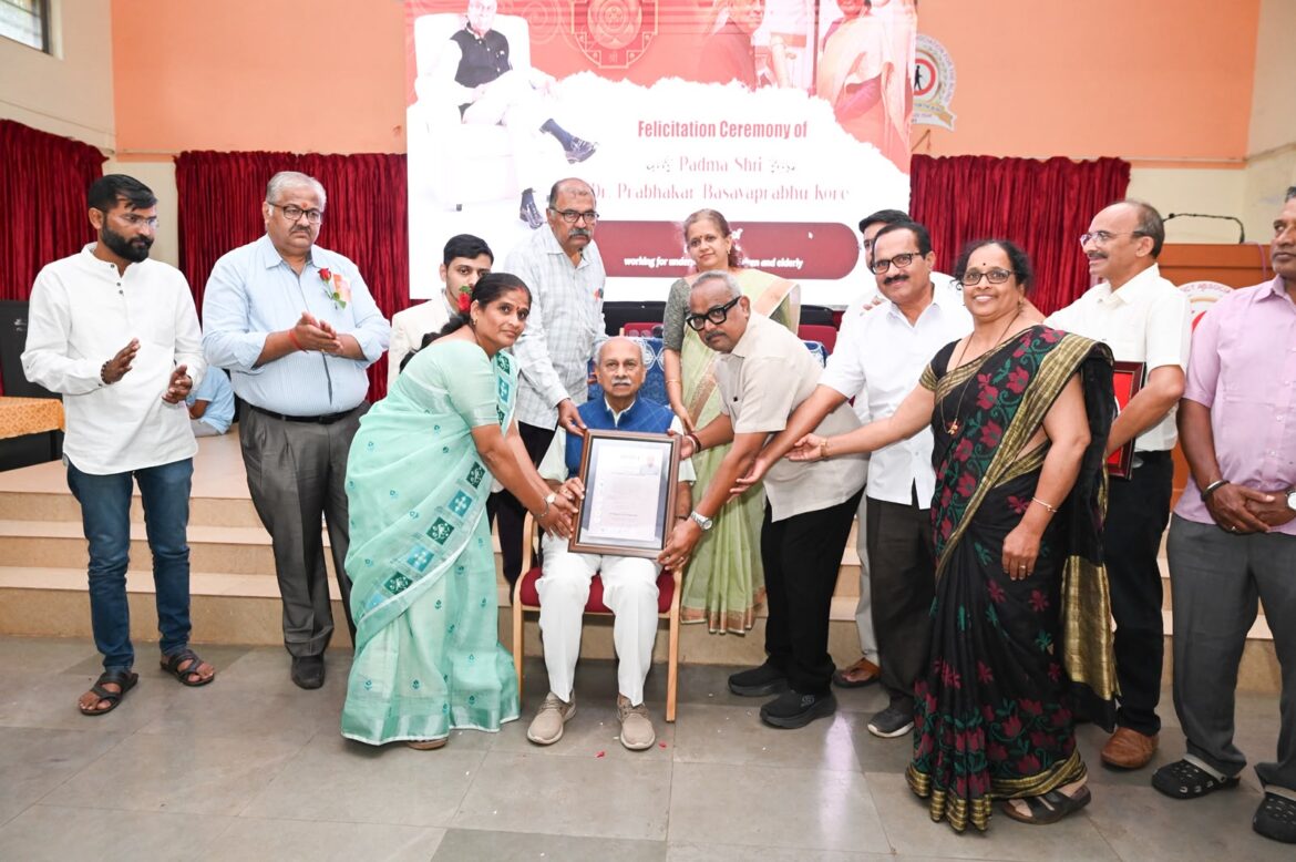पद्मश्री डॉ. प्रभाकर बसवप्रभू कोरे यांचा बेळगावातील विविध स्वयंसेवी संस्थांकडून संयुक्त सत्कार