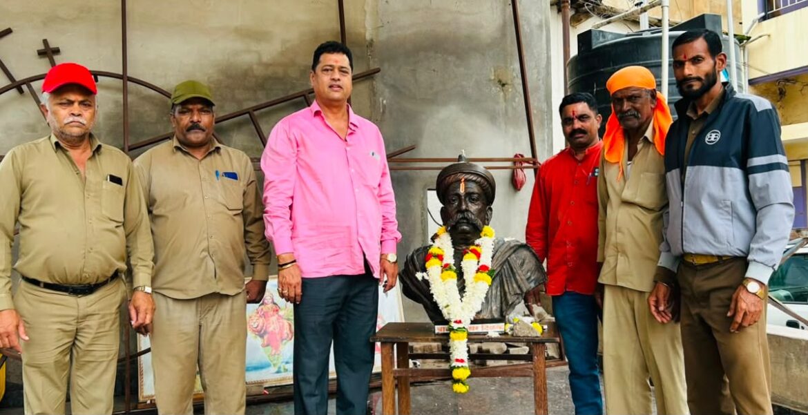 लोकमान्य टिळकांच्या पुण्यतिथीनिमित्त टिळक चौकात अभिवादन; किरण जाधव यांच्या नेतृत्वाखाली कार्यक्रम