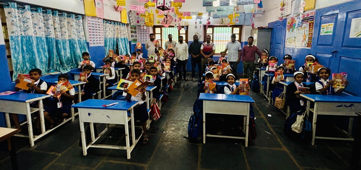 महाराष्ट्र एकीकरण युवा समितीचा उपक्रम,कॅन्टोन्मेंट बोर्ड मराठी प्राथमिक शाळेत विद्यार्थ्यांना शैक्षणिक साहित्याचे वाटप.