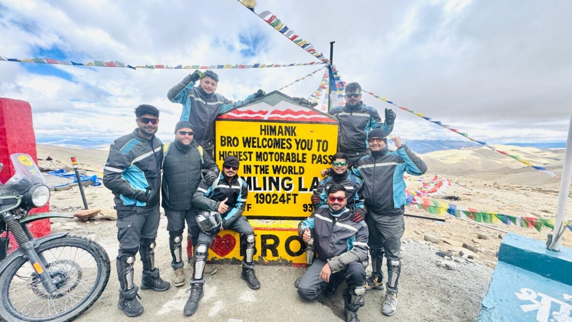 जगातील सर्वात उंच मोटरेबल रोड ‘उमलिंग ला’ येथे बेळगावच्या युवकांनी फडकविला तिरंगा