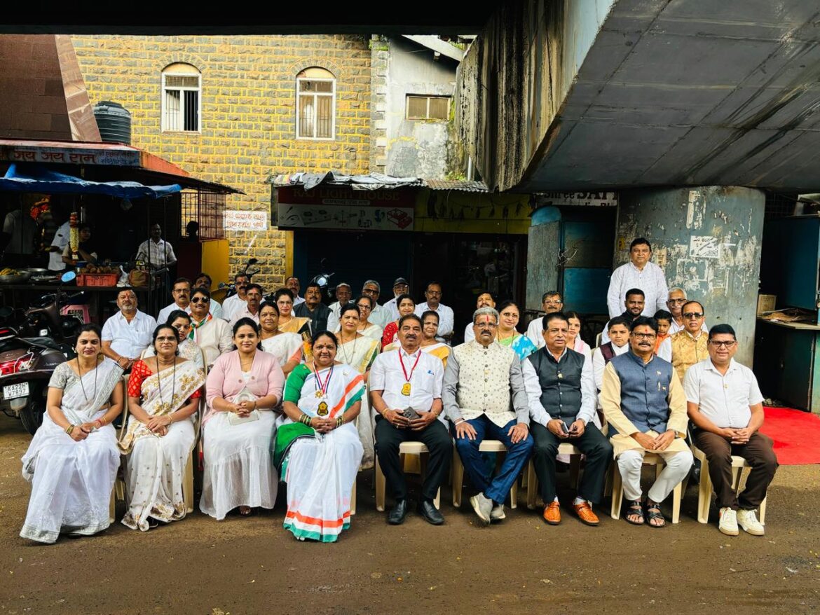 स्वातंत्र्यदिनानिमित्त ध्वजारोहण; होतकरू विद्यार्थ्याला १० हजारांची मदत