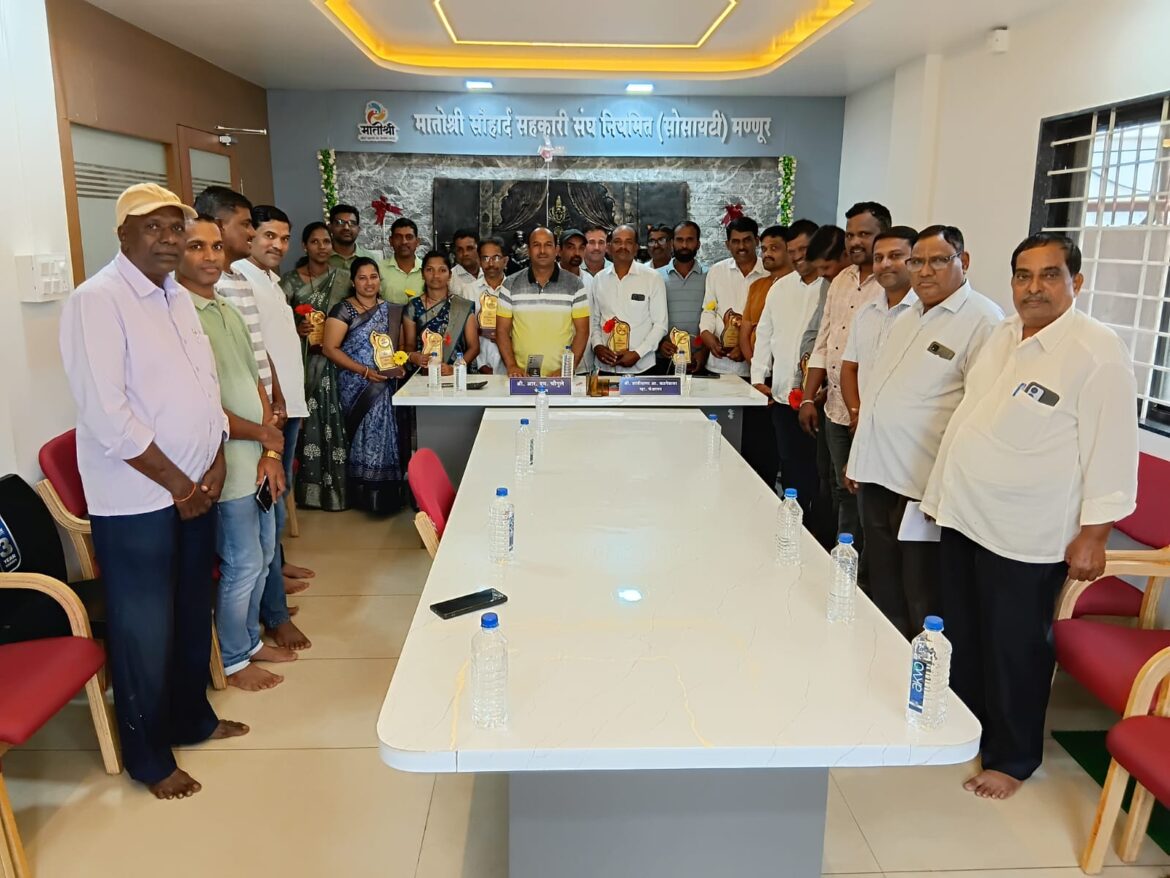 मातोश्री सोसायटीतर्फे नवनिर्वाचित शाळा सुधारणा समितीचा सत्कार