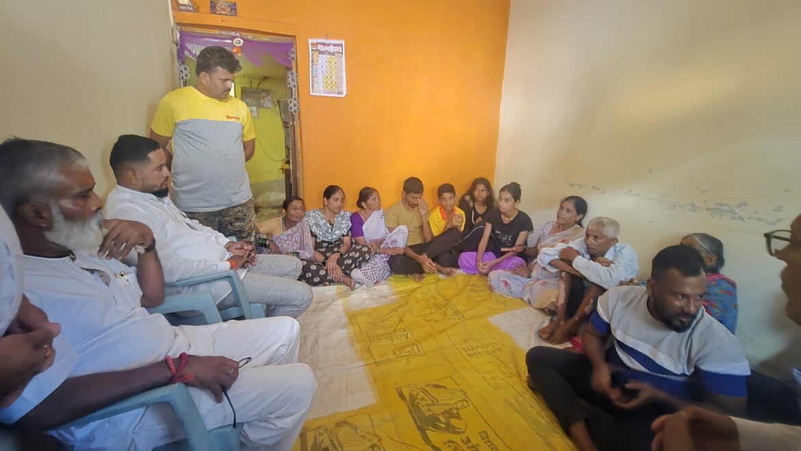 केसरेकर कुटुंबीयांची रमाकांत कोंडस्कर यांनी घेतली भेट; मुलांच्या शिक्षणाची जबाबदारी मराठा समाजाची
