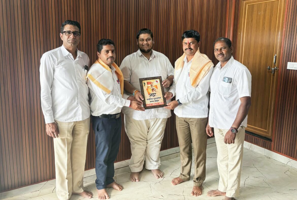 मराठी शिक्षक भरतीसाठी लढणाऱ्या योद्ध्यांचा युवा समिती सीमाभागतर्फे सन्मान