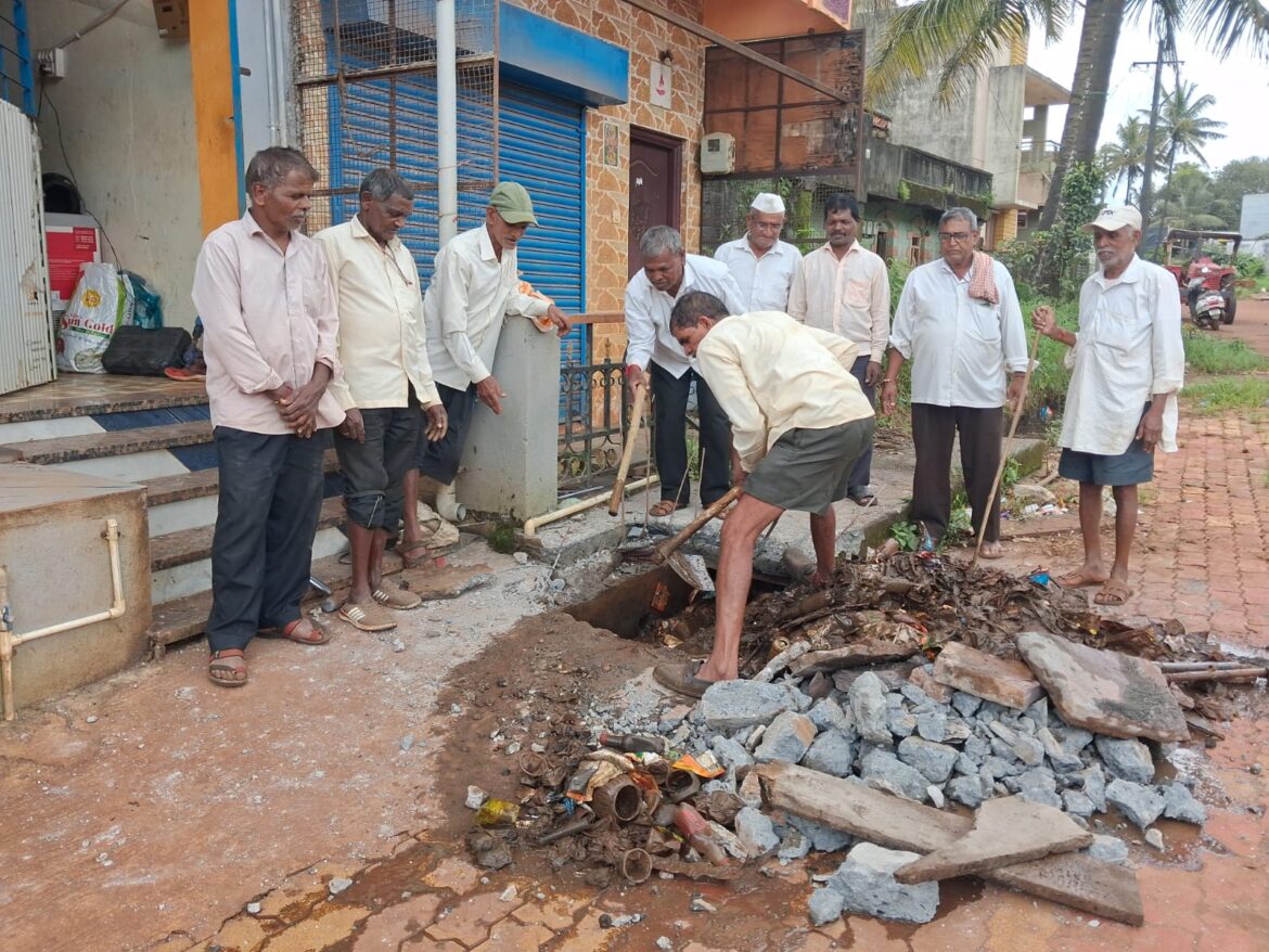 बीजगर्णीतील लक्ष्मी मंदिरासमोरील गटार तुंबले; सांडपाणी मंदिराच्या अंगणात