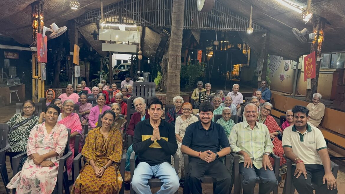 अभिनेता सुदेश बेरी यांची शांताई वृद्धाश्रमाला भेट; आजींसोबत घालवला आनंदाचा वेळ