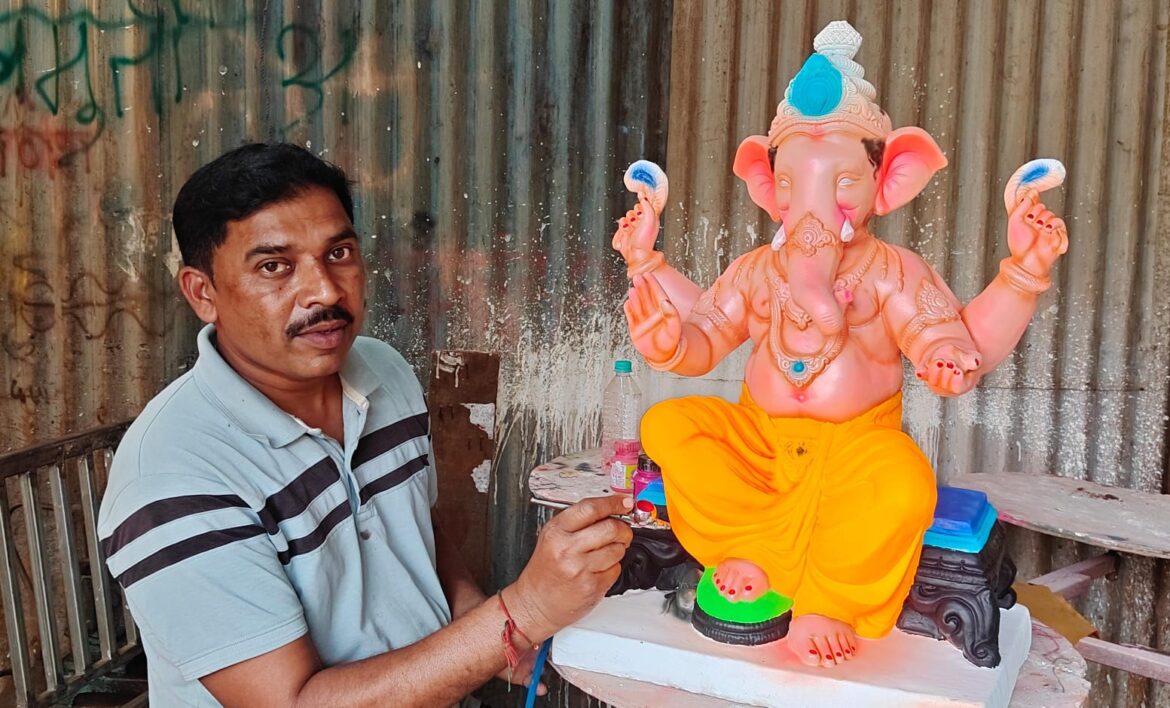 शिनोळी बु. येथे गणेशमूर्तींना अंतिम रंगकामाची लगबग