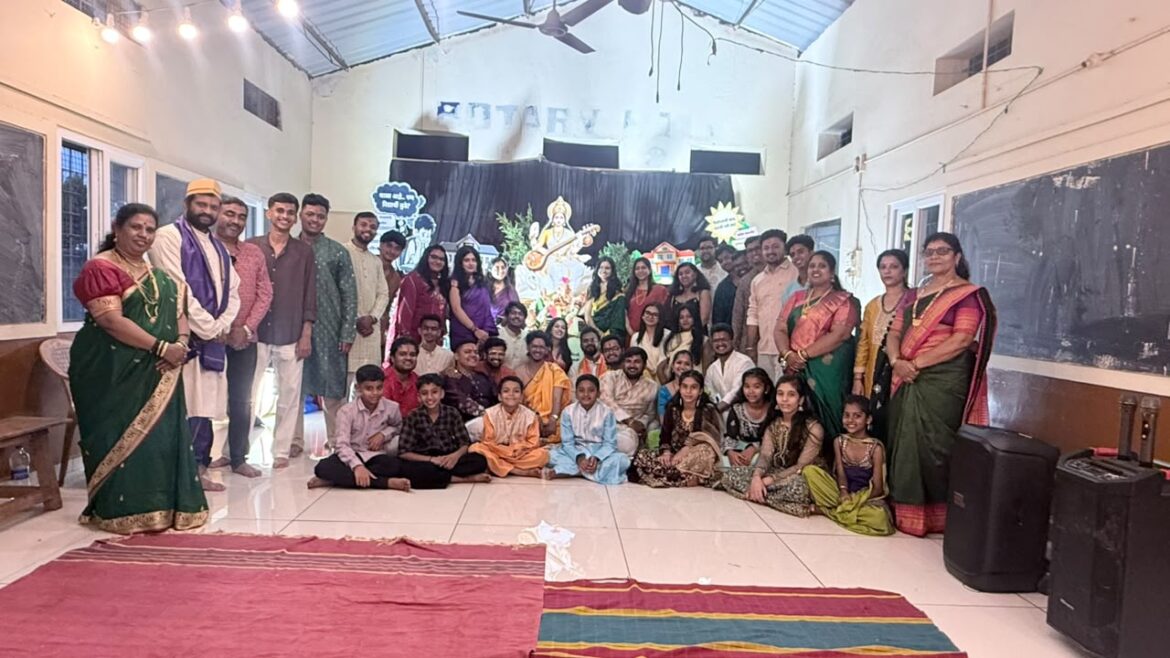 मराठी शाळांच्या घटत्या संख्येवर भाष्य करणारी गणेशोत्सवाची सजावट