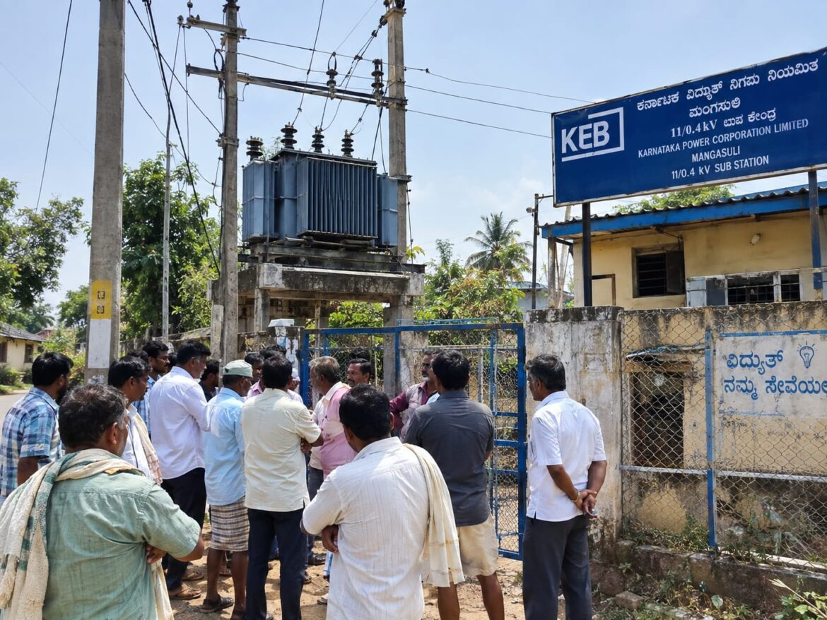लोडशेडिंगमुळे मंगसुळीत शेतकरी आक्रमक; KEB कार्यालयाला टाळे ठोकण्याचा इशारा