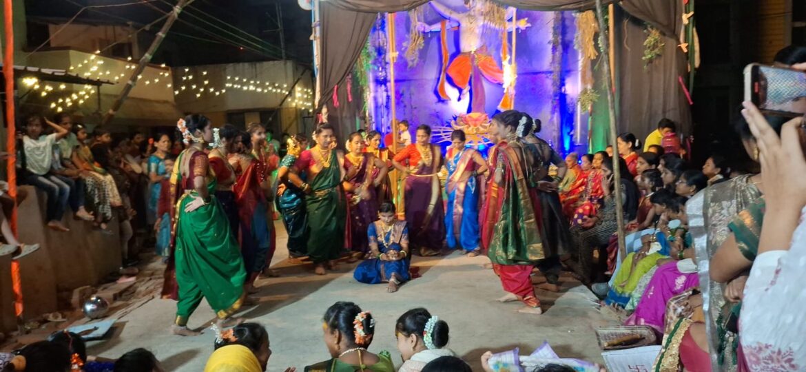 श्री एकदंत युवक मंडळाच्या मंडपासमोर रंगली मंगळागौर; महिलांचा उत्स्फूर्त सहभाग